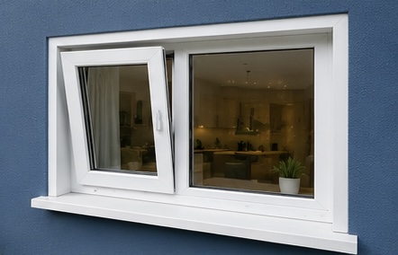 . Ventana de esquina de aluminio blanco